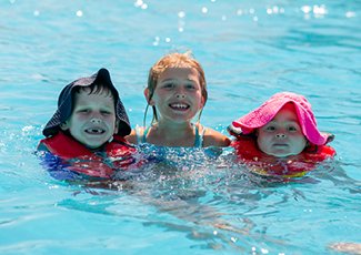 Children particpating in recreational drop-in learn to swim.